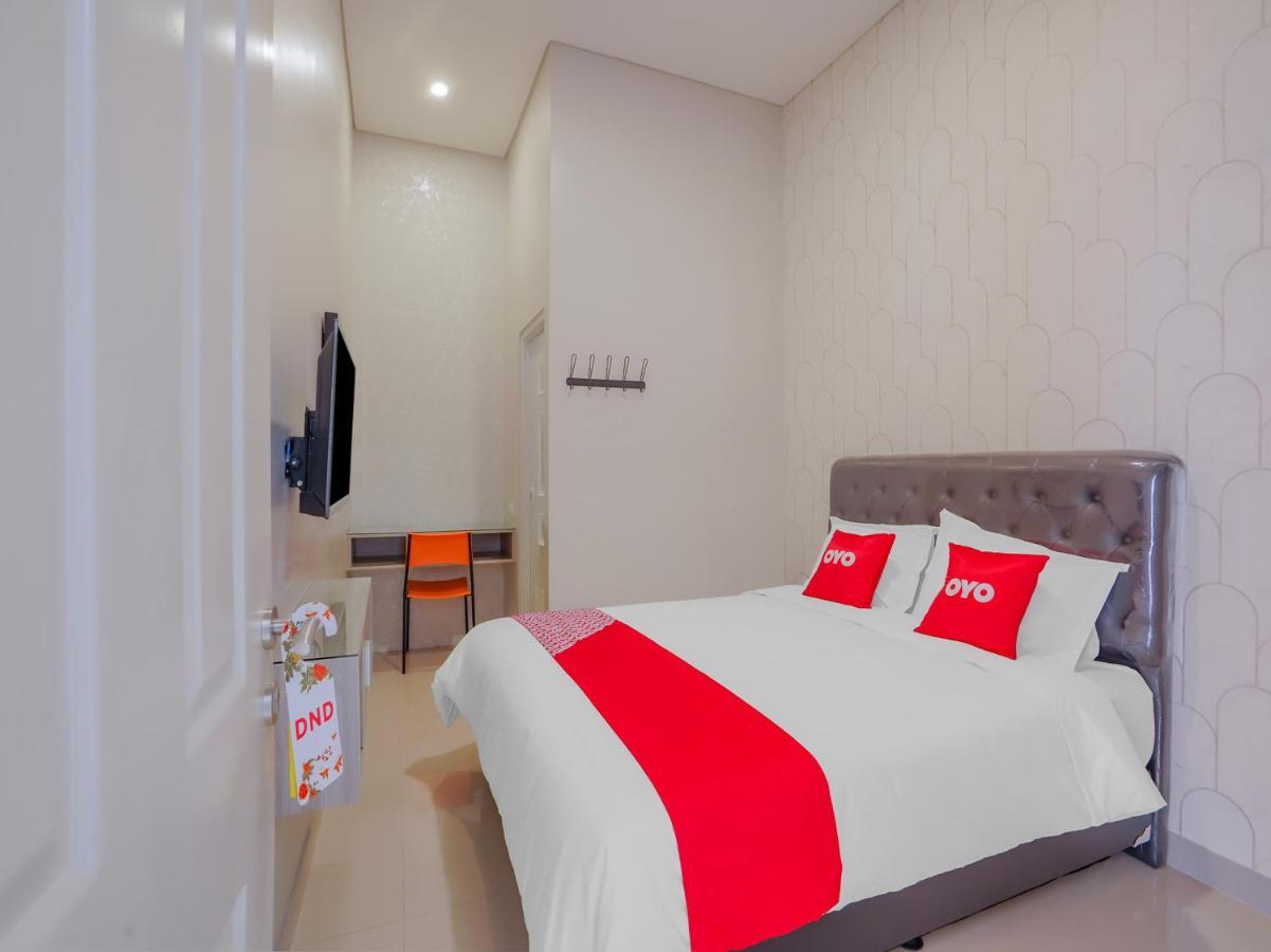 OYO 90336 Olive Guest House Sorabaya Extérieur photo